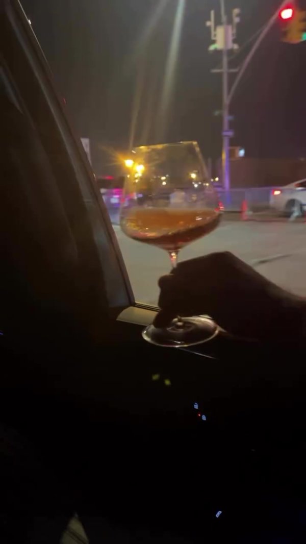 摇晃的红酒🍷杯！詹姆斯晒夜间乘车惬意自拍 手中一杯红酒😂