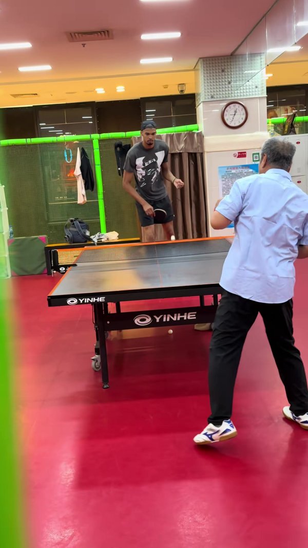 球桌比膝盖低😂文班与大爷单挑台球🏓左手挥拍挥拍天赋尽显 ！