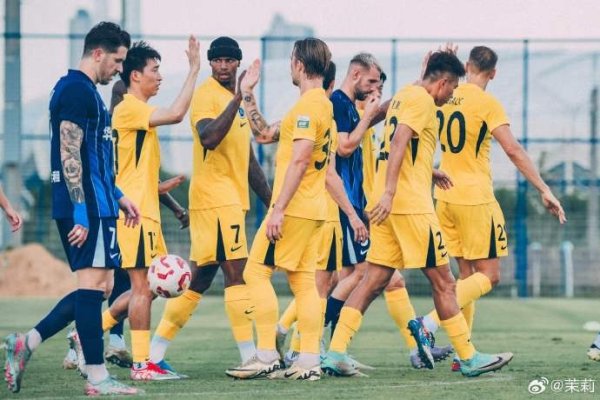 赛前热身  赛-新帅穆尼奥斯现身，深圳新鹏城4-0大胜武汉三镇