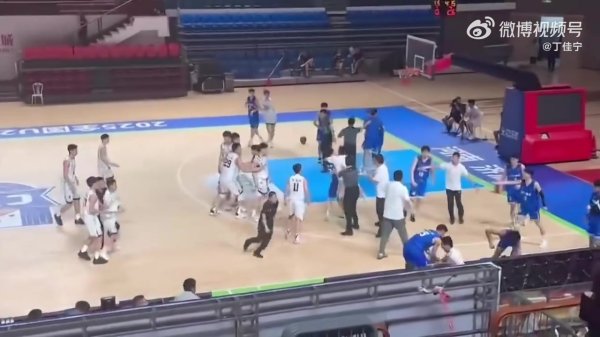 辽宁&山东U21男篮冲突！辽宁一球员倒地后被4名山东球员围着脚踢