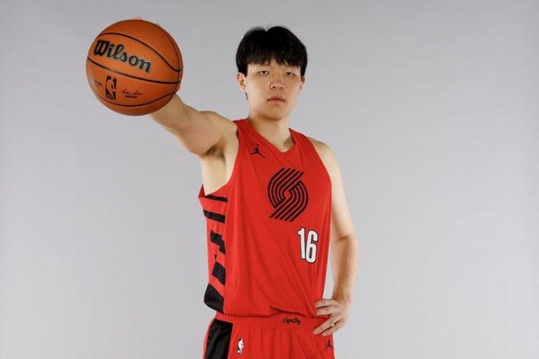 ESPN分析师: 杨瀚森是开拓者夏联的领袖, 他的表现傲视群雄