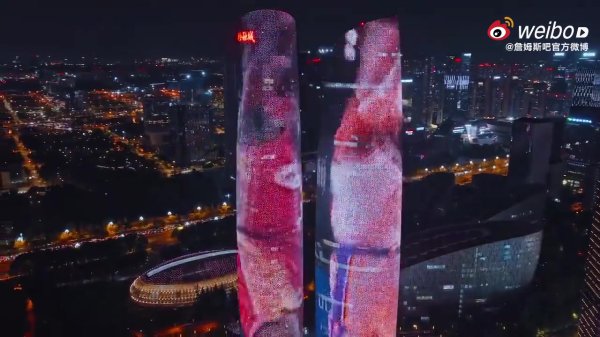 美轮美奂！自媒体分享无人机航拍成都双子塔詹姆斯灯光秀震撼画面