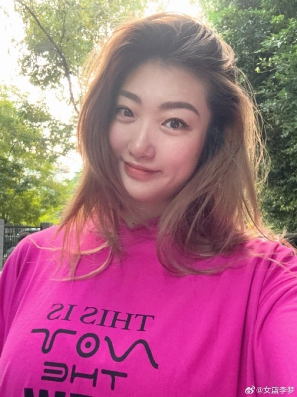 李梦晒照：牛马的一周结束了 累那样的就不给你们看了 生活愉快