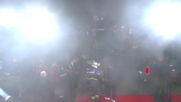 😱金球奖颁奖典礼结束后,场外很多群众大喊“XX巴萨” 😱金球奖颁奖典礼结束后,场外很多群众大喊“XX巴萨”