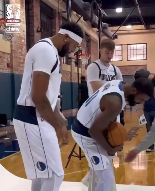 老弟有点拘束!三状元拍摄定妆照 浓眉&欧文打闹 弗拉格面无表情 老弟有点拘束!三状元拍摄定妆照 浓眉&欧文打闹 弗拉格面无表情