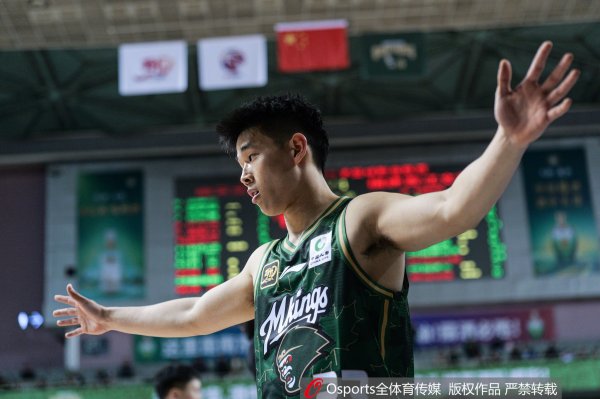 媒体人:希望林葳能通过个人表现 未来重新代表国家队出征大赛 媒体人:希望林葳能通过个人表现 未来重新代表国家队出征大赛