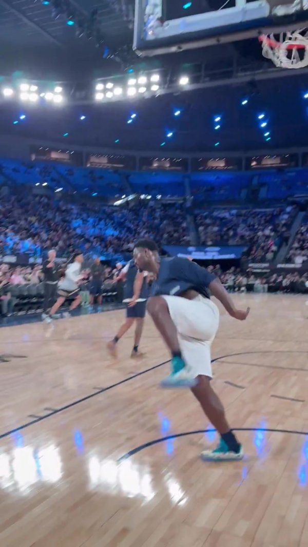 鹈鹕在澳大利亚练习  准备比赛  季前赛 锡安上演180度身体转动  单手炸扣🔥