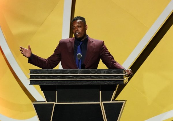 皮尔斯:有捞女用手机查队里每个人的薪资 专挑中后段的球员下手 皮尔斯:有捞女用手机查队里每个人的薪资 专挑中后段的球员下手