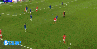 扳平心切!98分钟场内出现两颗皮球,穆里尼奥急忙进场踢走一球 扳平心切!98分钟场内出现两颗皮球,穆里尼奥急忙进场踢走一球