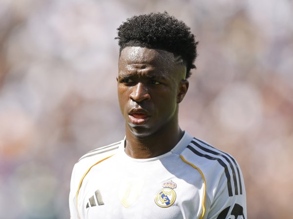 造点+点射+双响，维尼修斯自1月以来首次上演连进两球