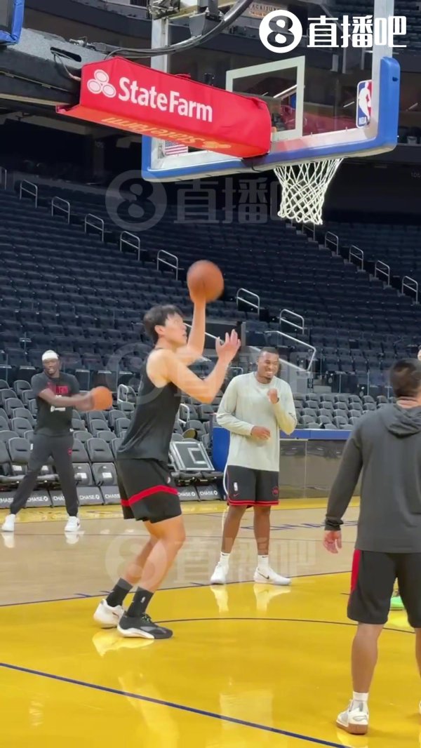 手感柔和！今日上午的投射练习  ：杨瀚森苦练左手小抛投