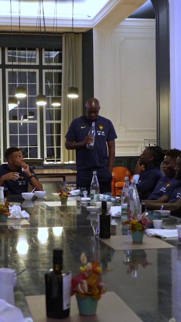 首次入选法国队！马特塔唱歌忘词，姆巴佩给他递瓶子当麦克风