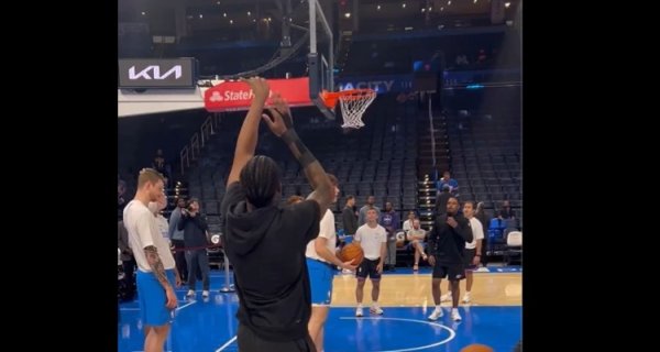 杰伦威练习  仍用左手投射！球队称其复健    一切都在计划之中