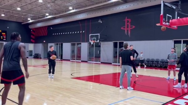 季前赛打不了!芬尼-史密斯在球队练习 结束后额外训练底角三分 季前赛打不了!芬尼-史密斯在球队练习 结束后额外训练底角三分