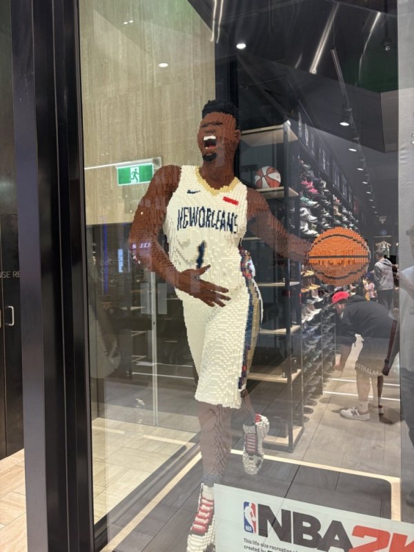 影响还在！墨尔本NBA球迷商店惊现锡安真人大小乐高模型！
