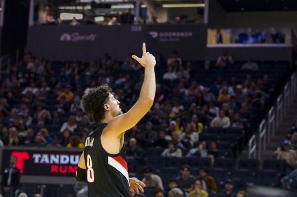 这队友能处~阿夫迪亚晒助功  杨瀚森进三分的画面 连续背运潇洒传送球