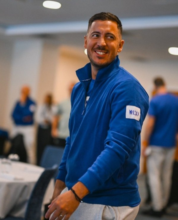 💙阿扎尔已经抵达切尔西基地，准备参加与利物浦的传奇赛