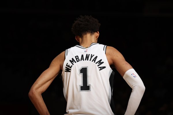 文班亚鲨?文班撞飞对手 随后上演凶残大猩猩暴扣! 文班亚鲨?文班撞飞对手 随后上演凶残大猩猩暴扣!