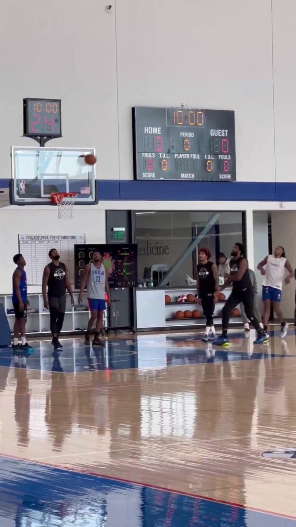 看来复健 不错!恩比德在练习 时轮流和队友进行一对一单挑 看来复健 不错!恩比德在练习 时轮流和队友进行一对一单挑