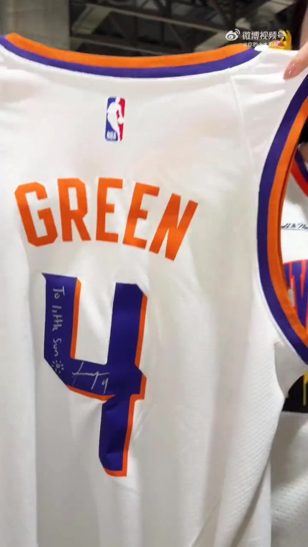 美女主持小太阳：拿到杰伦-格林的To签啦 哥们中文说得不错