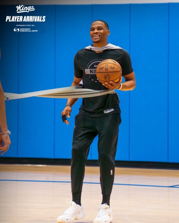 新援就位！威少现身萨克拉门托练习  馆 国王生涯新篇章开启