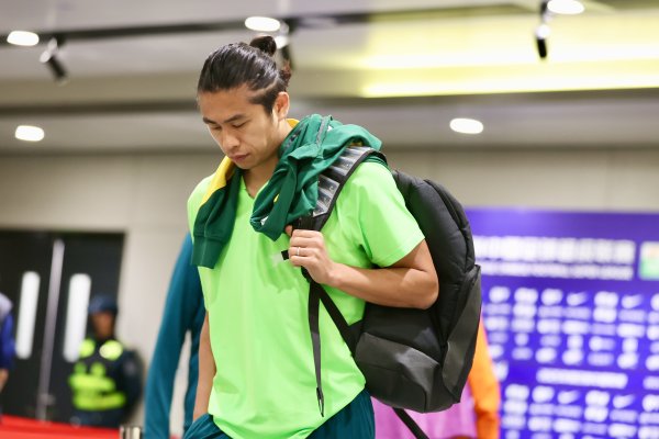 博主：国安已返回北京，此前负伤  的张玉宁、池忠国现身基地