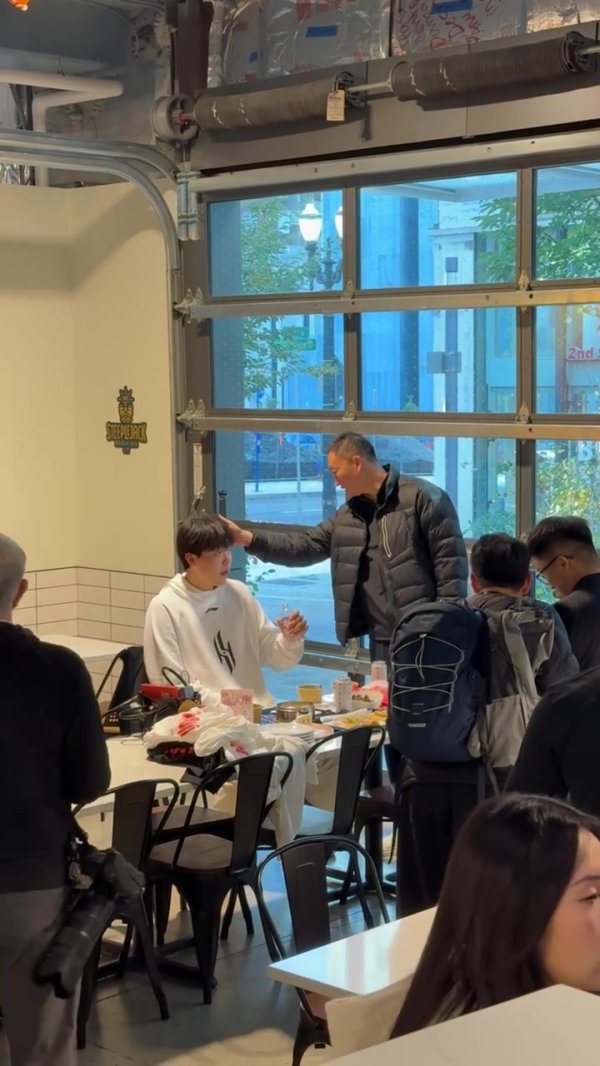 师徒重聚！刘维伟和杨瀚森见面上演摸头杀 明日现场观战小杨首秀