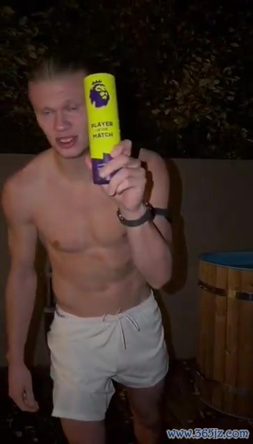 看着就冷🥶哈兰德赛后社媒晒最佳奖杯+冰水浴