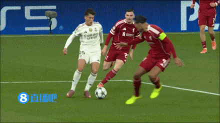 居莱尔在罗伯逊防卫  下危险区域  内倒地，裁判    没有表示