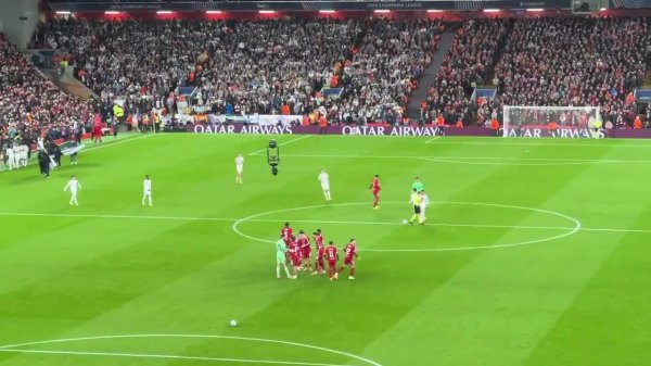 阿诺德重返安菲尔德,利物浦球迷高唱:只有一个布拉德利! 阿诺德重返安菲尔德,利物浦球迷高唱:只有一个布拉德利!