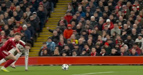 维尼修斯危险区域  倒地+抗议面部被打，裁判    未作表示