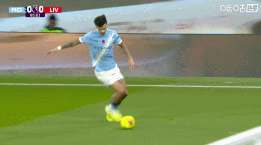 凌波微步！多库1V2出色  冲破  ，之后球被麦卡将球解围